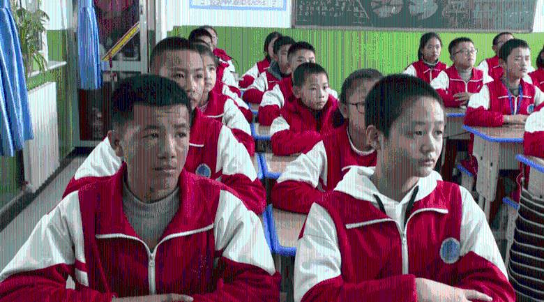 救援年轻女歌手