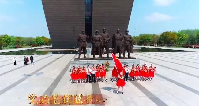 去吃海底捞,服务员为什么总是会帮你搅锅底?这3个原因告诉你